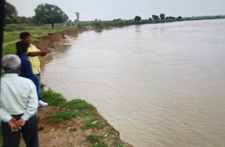 गजपुर बाजार में राप्ती नदी की कटान तेज, ग्रामीण हुए भयभीत