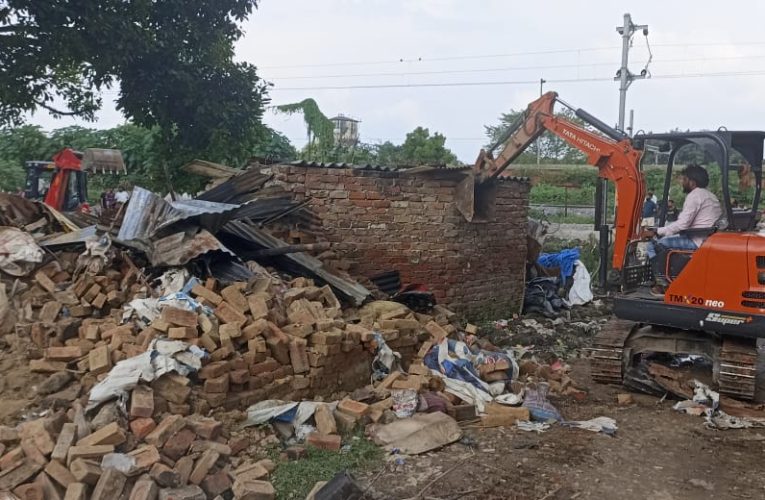 महिनो के संघर्ष के बाद नगर निगम ने हटाया अबैध कब्ज़ा