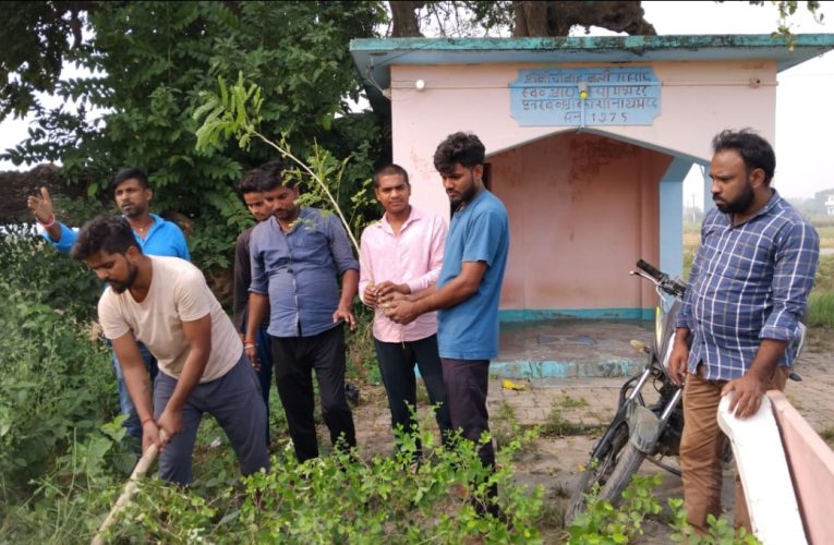 युवाओं ने चलाया चौबाह बाबा मंदिर प्रांगण में सफाई अभियान