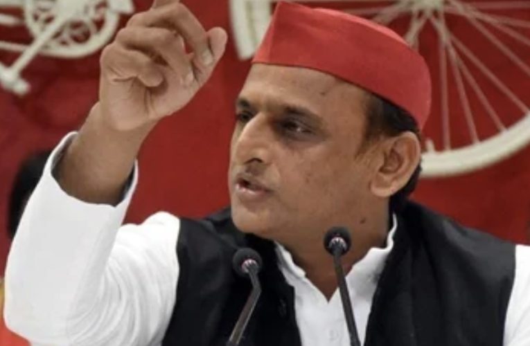 बेईमान अफसरों के नाम नोट कर रहे हैं, नौकरी जाएगी