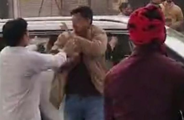 भीड़ ने वाराणसी में SO को कार से खींचकर बेरहमी से पीटा