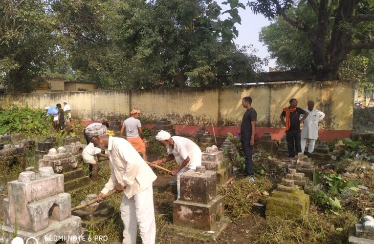 छठ घाटों पर ग्राम प्रधान के नेतृत्व में हुआ सफाई अभियान