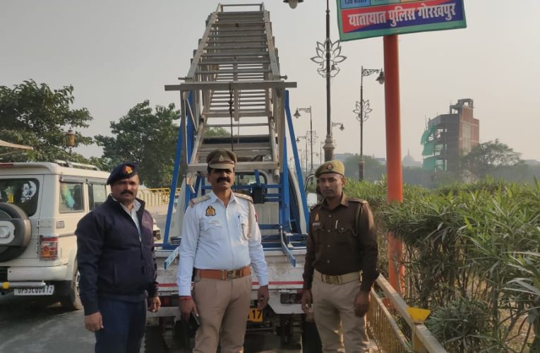 एस पी ट्रैफिक ने लगवाए स्टे सेफ बोर्ड एवं वाहनों पर रिफ्लेक्टर टेप