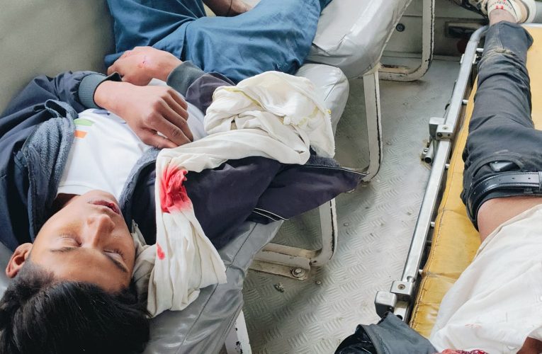 सड़क दुर्घटना में दो लोग घायल