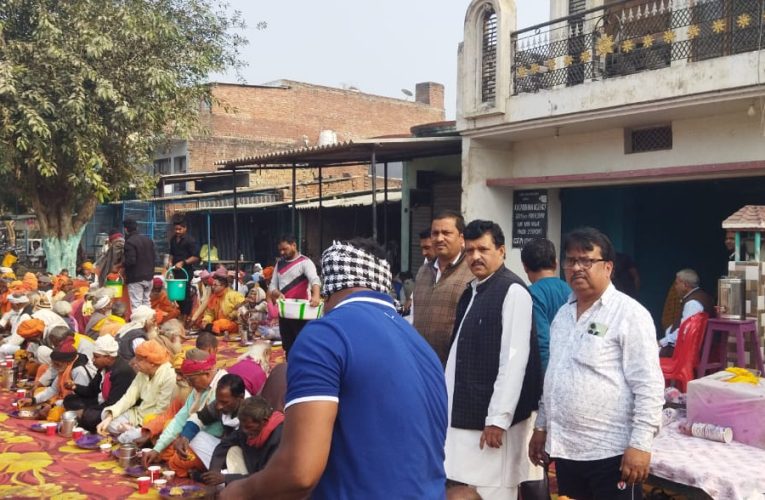 जमुना कसौधन ने लिया साधु संतों का आशीर्वाद और भंडारे का किया आयोजन