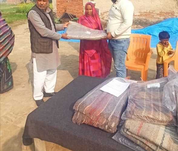 जिला महामंत्री ने जरूरतमंदो में कम्बल का किया वितरण ग्राम सभा मियां पकड़ी में ।