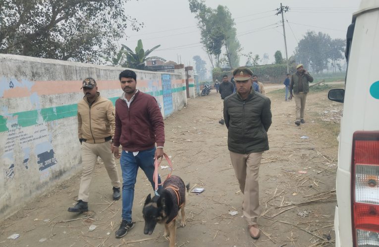 डॉग स्क्वायड की टीम के साथ पुलिस ने किया घटना स्थल का निरीक्षण