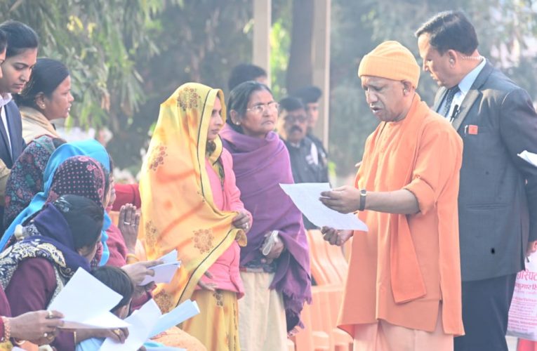 जनता दर्शन में 300 लोगों की समस्याएं सुनीं सीएम योगी आदित्यनाथ ने