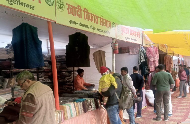 प्रदर्शनी में रविवार की शाम कवियों एवं शायरों के रही नाम