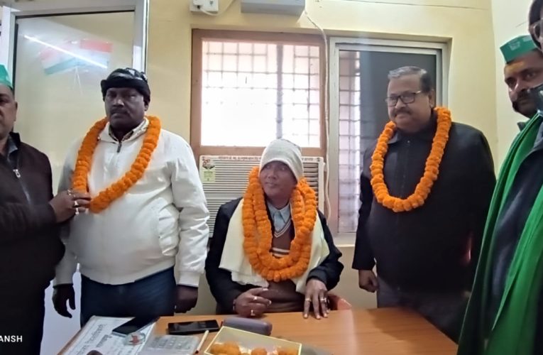 भाकियू राष्ट्रीयतावादी का पतिनिधि मंडल ने उप निबन्धक कैम्पियरगंज को किया सम्मानित