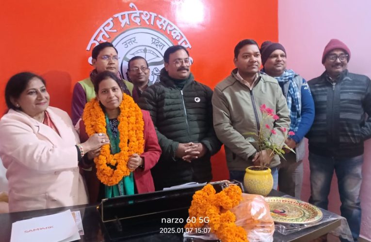 शिक्षा के क्षेत्र में बेहतर माहौल बनाने के लिए खंड शिक्षा अधिकारियों को दिया गया सम्मान।