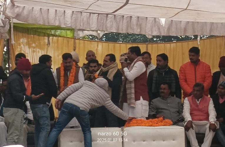 ठंड से बचाव के लिए भरोहिया ब्लॉक में हुआ कंबल वितरण