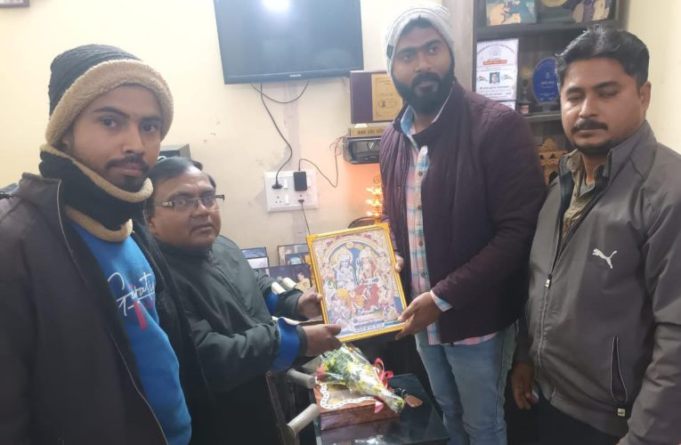 पुष्प गुच्छ भेंट कर राज चौहान को किया गया सम्मानित
