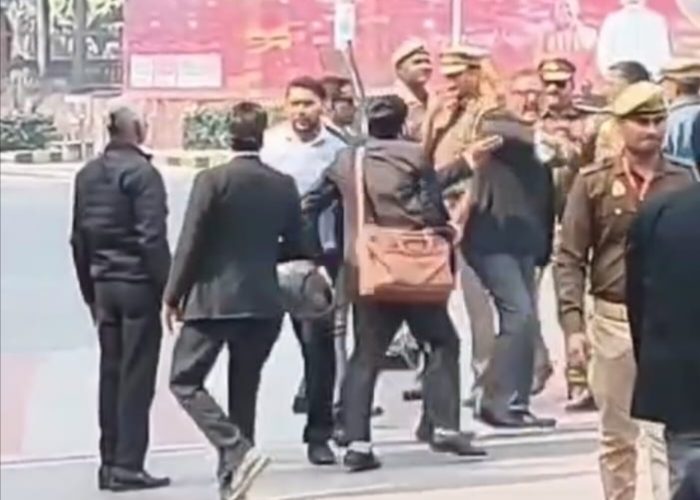 प्रयागराज में पुलिस ने वकील को पीटा,चौकी प्रभारी सस्पेंड
