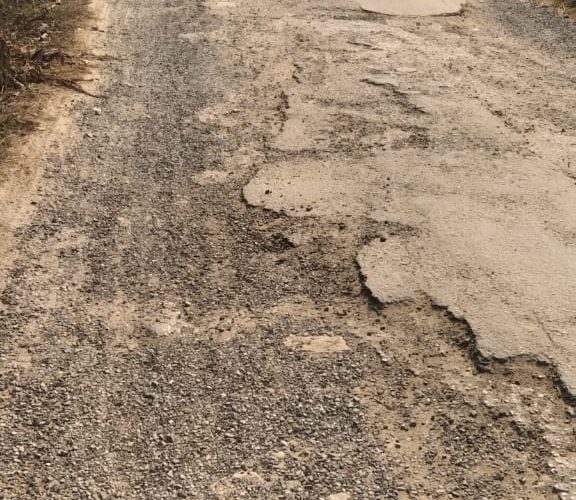 तिघरा सपहिया से तुर्कवलिया मार्ग की सड़क टूटने से राहगीरों की मुश्किलें बढ़ीं।