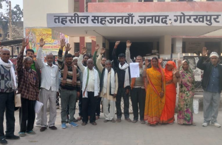 चकबंदी विभाग के अधिकारियों की मनमानी के खिलाफ सोमवार को केशोकुरहा गांव के किसानों ने तहसील पर प्रदर्शन किया।