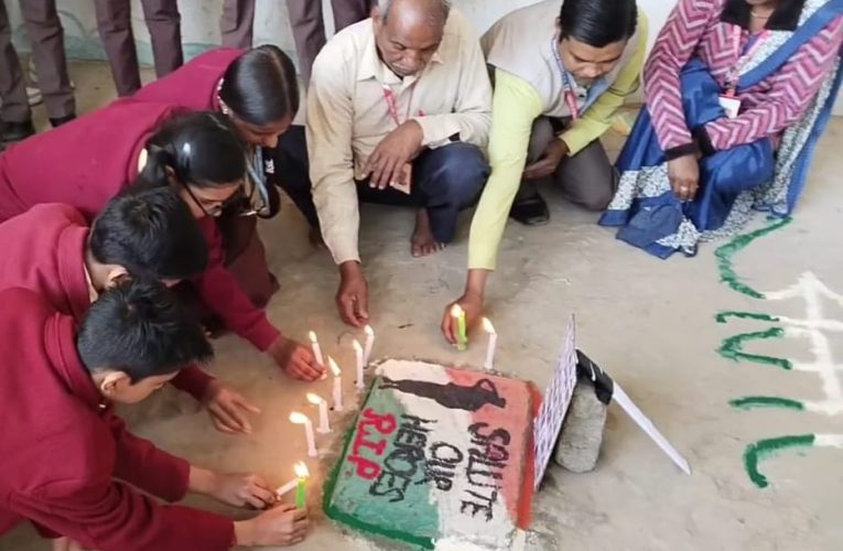 पुलवामा के शहीद जवानों को नमन कर दी गई श्रद्धांजलि
