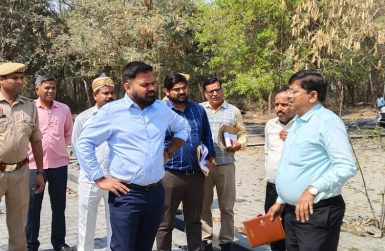 डीएम ने कलेक्ट्रेट परिसर में पेंशनर कक्ष के निर्माण हेतु किया निरीक्षण