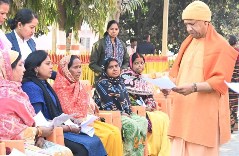 सीएम योगी ने जनता दर्शन में सुनीं 200 से अधिक लोगों की समस्याएं