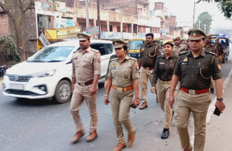 त्योहारों को मद्देनज़र रखते हुये खजनी पुलिस नें किया पैदल मार्च