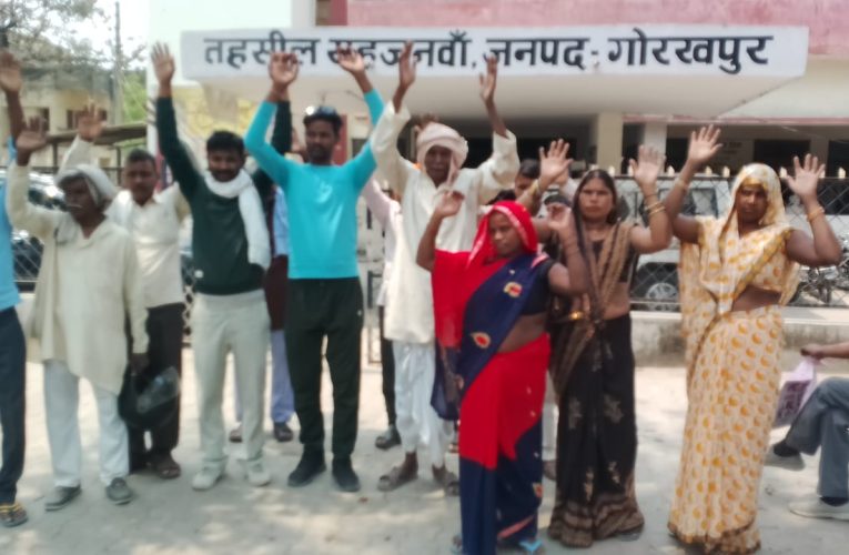 पोखरे की भूमि पर अवैध कब्जा ग्रामीणों ने किया प्रदर्शन सौंपा ज्ञापन।