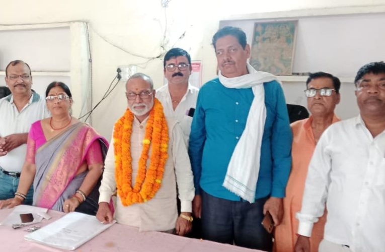 राजस्व संग्रह अमीन संघ प्रदेश उपाध्यक्ष का खजनी तहसील में भव्य स्वागत