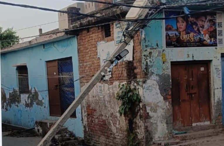रास्ते में गिरा बिजली का खंभा किसी भी वक्त हो सकता है हादसा