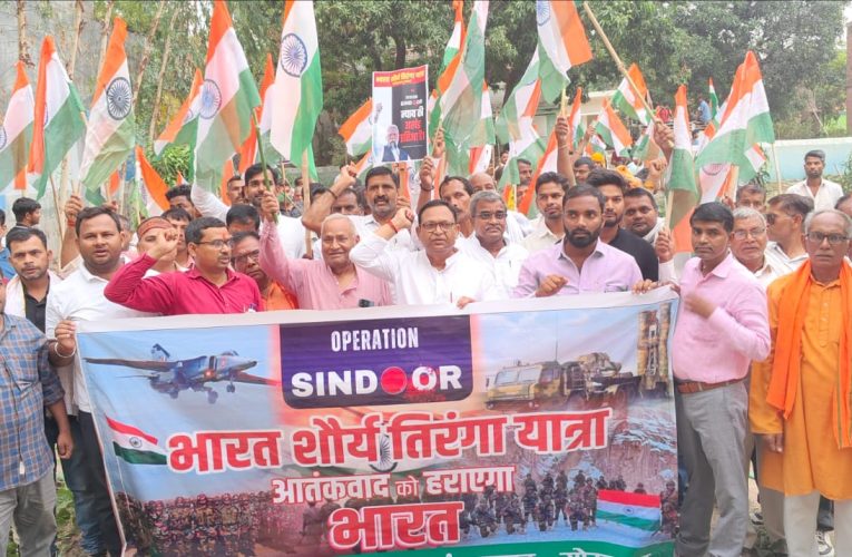 देशभक्ति के नारों के साथ निकली तिरंगा यात्रा।