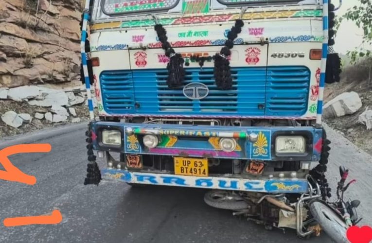 ट्रक के चपेट में आने से बालक की हालत गंभीर।