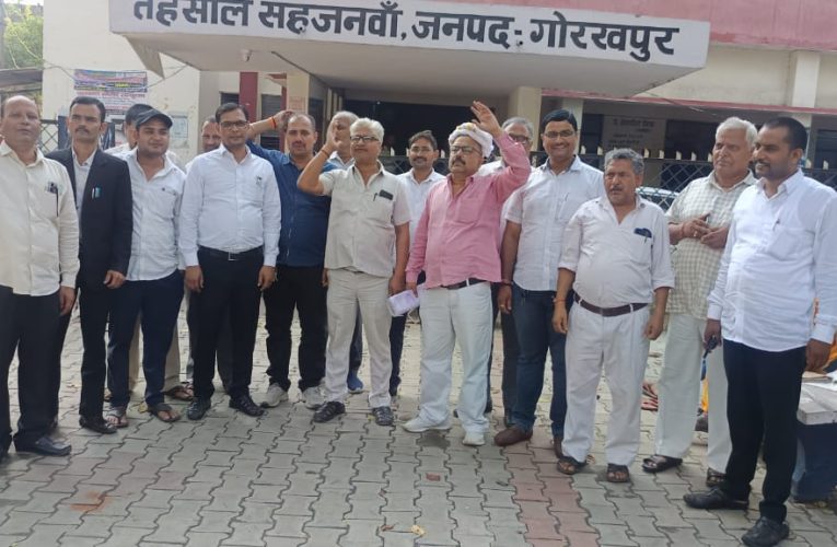 एसडीएम के खिलाफ आक्रोशित अधिवक्ताओं ने किया प्रदर्शन।