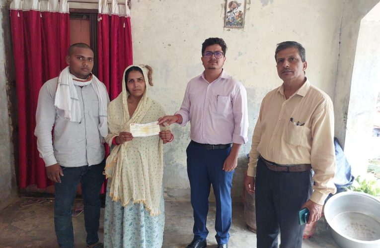 पूर्व प्रधान के परिजनों को मिली मुख्यमंत्री राहत कोष से पांच लाख की सहायता।