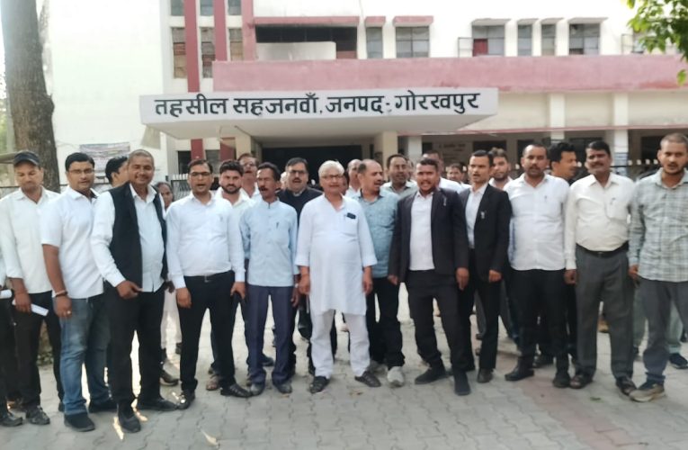 तीसरे दिन भी अधिवक्ताओं ने एसडीएम के खिलाफ लगाए मुर्दाबाद के नारे।