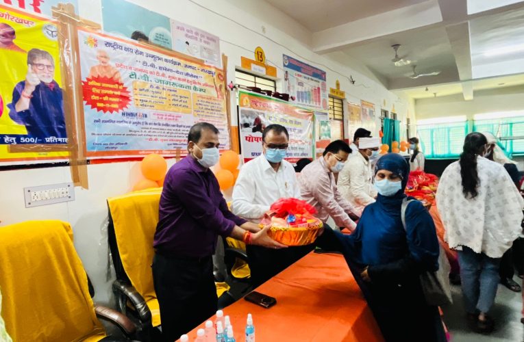 टीवी के मरीजों को पोषण पोटली का वितरण।