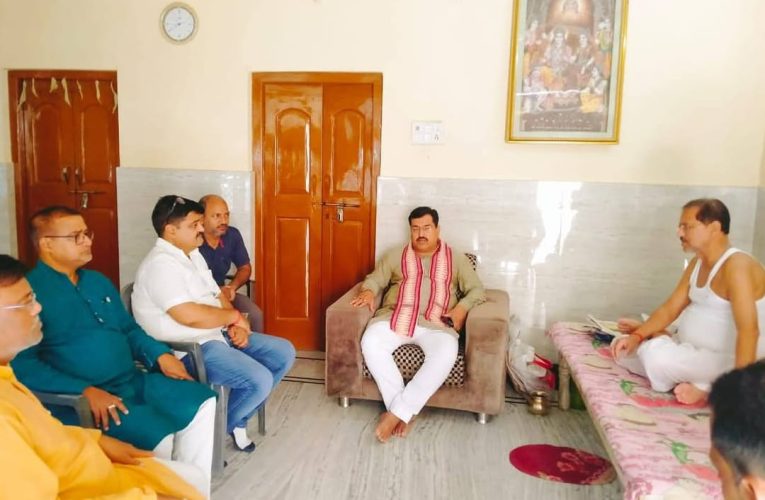 भाजपा जिला अध्यक्ष ब्लॉक प्रमुख के घर पहुंच शोक संवेदना व्यक्त की