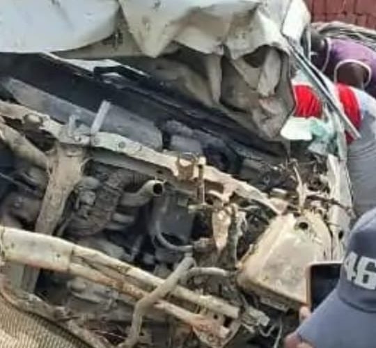 बच्ची को बचाने में कार चालक ने लगाई ब्रेक, हादसे में तीन घायल