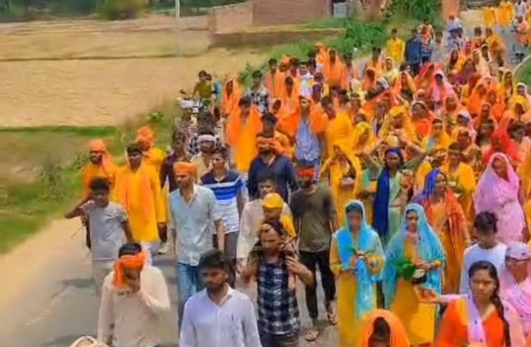 शिव मंदिर के प्राण प्रतिष्ठा के लिए गाजेबाजे के साथ निकली कलश यात्रा