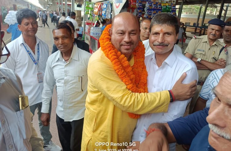 निर्भया सेना के राष्ट्रीय अध्यक्ष का फुल माला पहनाकर भव्य स्वागत किया गया।