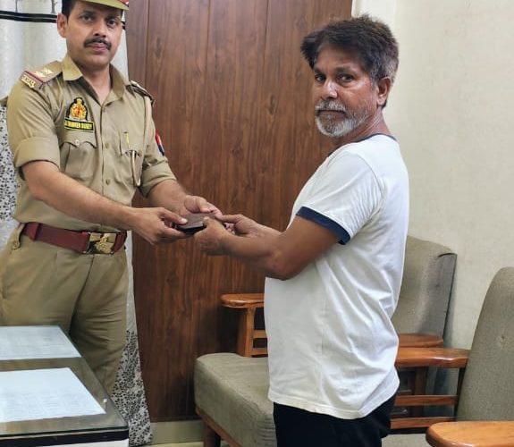 उपनिरीक्षक ने मानवता का मिसाल किया पेस, गिरे पर्स को रुपए के साथ किया वापस