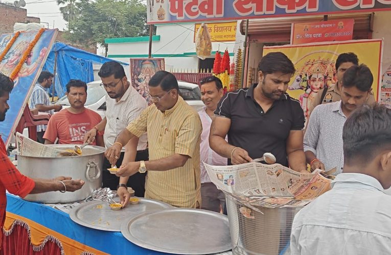 सदर विधायक ने हनुमान जी के दिन पर पूजा कर किया प्रसाद वितरण