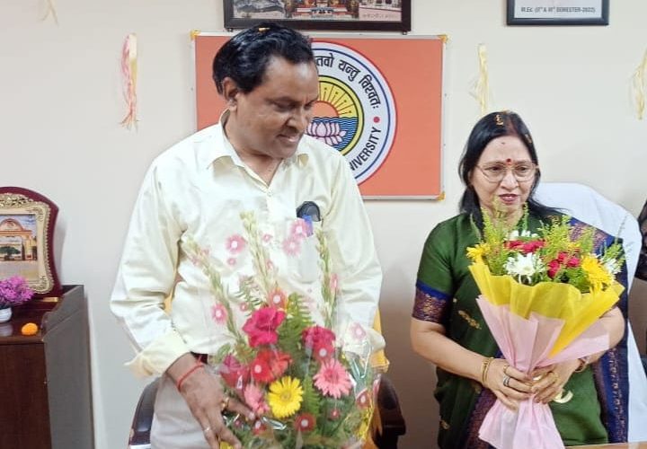 प्रो. सुनीता दूबे ने शिक्षा संकाय के अधिष्ठाता एवं अध्यक्ष का कार्यभार ग्रहण किया