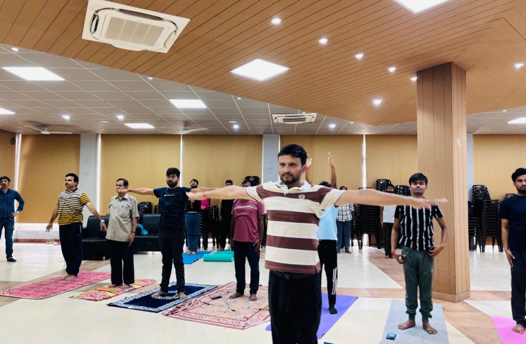 एमजीयूजी के आयुर्वेद कॉलेज में कराया गया योग का सामूहिक अभ्यास