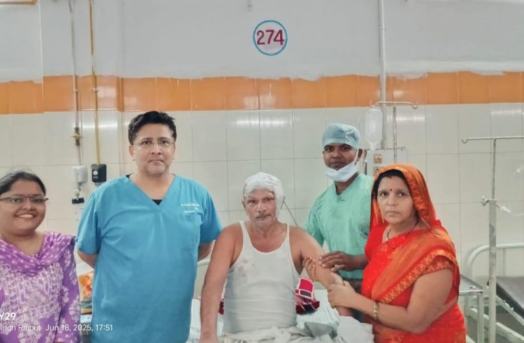 मुख्यमंत्री अनुदान से गुरु गोरखनाथ चिकित्सालय में आपरेशन कर लगाई गई आर्टिफ़िशियल कस्टमाइज़्ड खोपड़ी की हड्डी