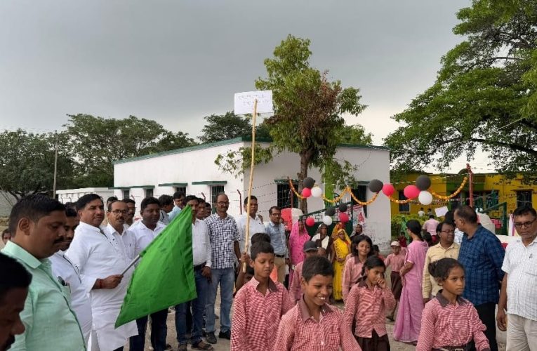 स्कूल चलो अभियान फेज 2 की रैली विधायक ने हरी झंडी दिखा कर किया रवाना