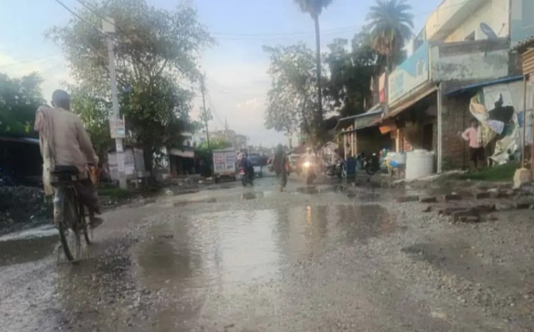 गड्ढों में समाया शिकारीगंज मार्ग बारिश में डूबा रास्ता घायल हो रहे वाहन चालक