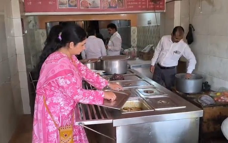 खाद्य सुरक्षा विभाग की टीम ने दुकानों पर चश्पा किया क्यू आर कोड पोस्ट
