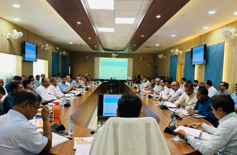 आपसी समन्वय स्थापित करके यथाशीघ्र समयबद्ध एवं गुणवक्तापूर्ण ढंग से पूर्ण कराये मण्डल में चल रहे विकास/निर्माण कार्य: मण्डलायुक्त