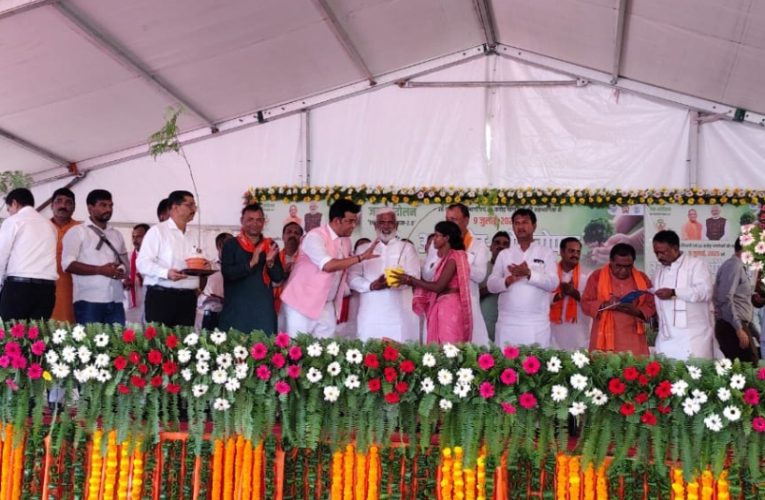 जनपद के प्रभारी मंत्री स्वतंत्र देव सिंह ने सांसद रविकिशन शुक्ला के साथ किया लिंक एक्सप्रेस वे के बगल में वृक्षारोपण