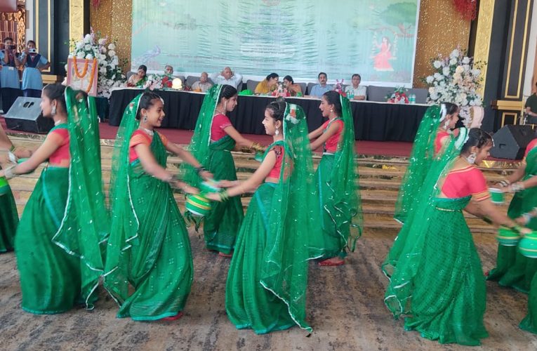 कजरी गीतों पर झूमी छात्राएं, हुई मेहंदी प्रतियोगिता