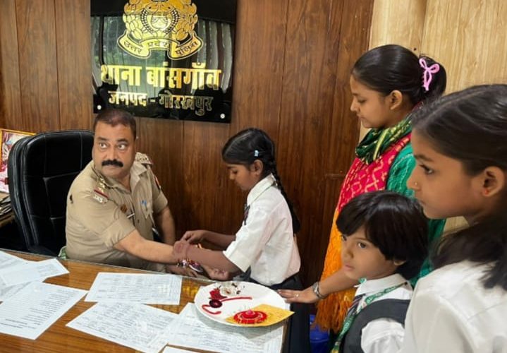 बांसगांव प्रभारी निरीक्षक को छात्राओं ने बांधी राखी