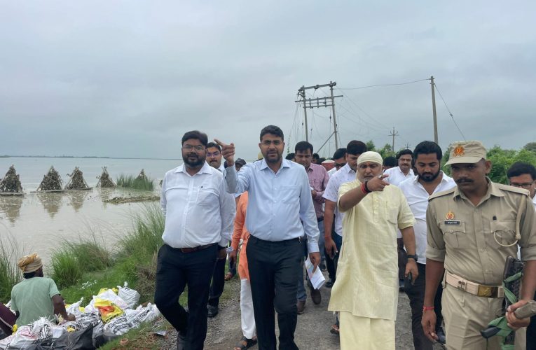 डीएम सरयू नदी से कट रहे बगहा देवार गांव का निरीक्षण कर बचाव कार्य तेज करने का दिया निर्देश।